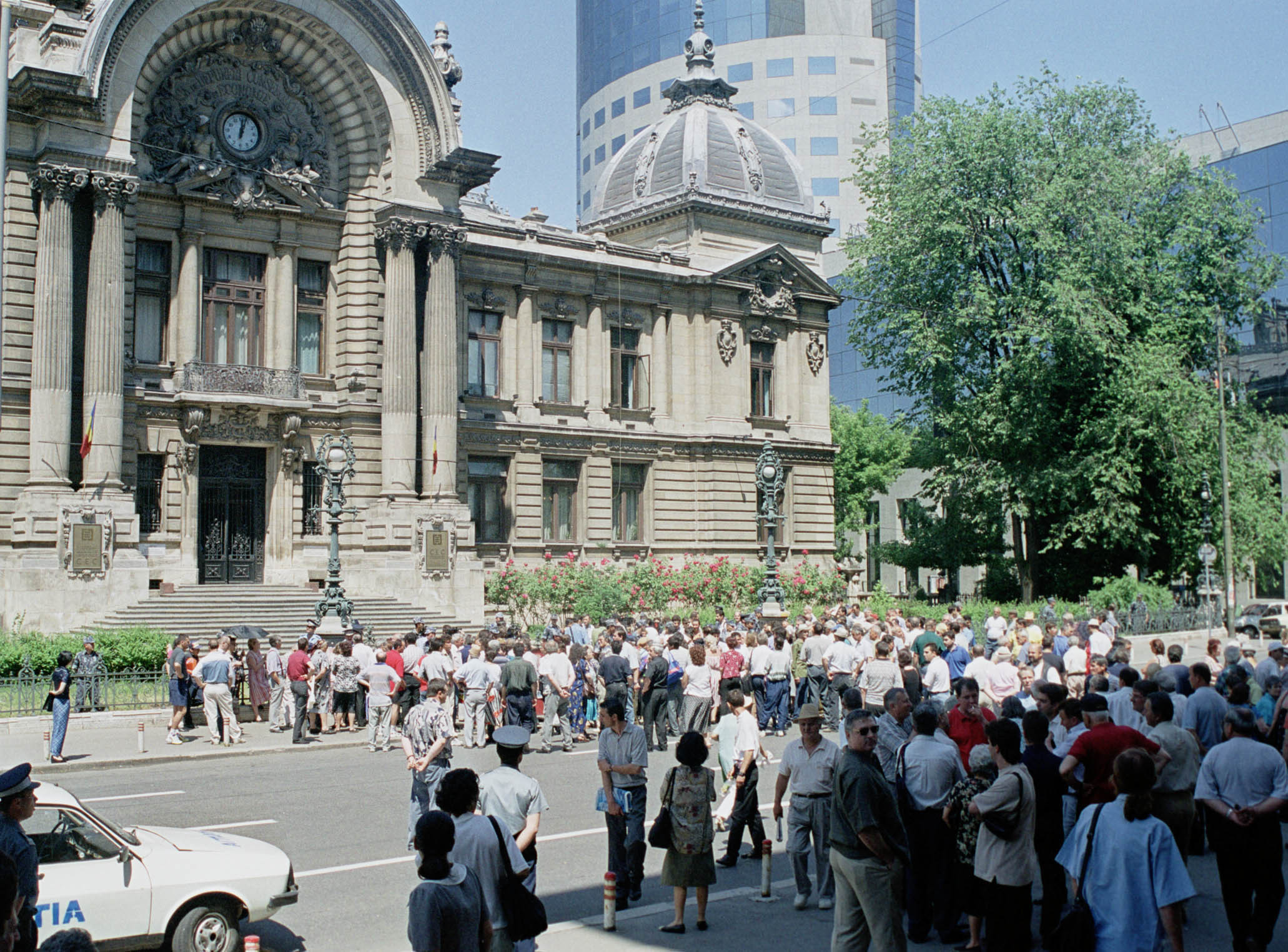 2000–2003. Scutiti de vize, luam cu asalt Occidentul. Mileniul trei, cu Iliescu si Dragostea din Tei