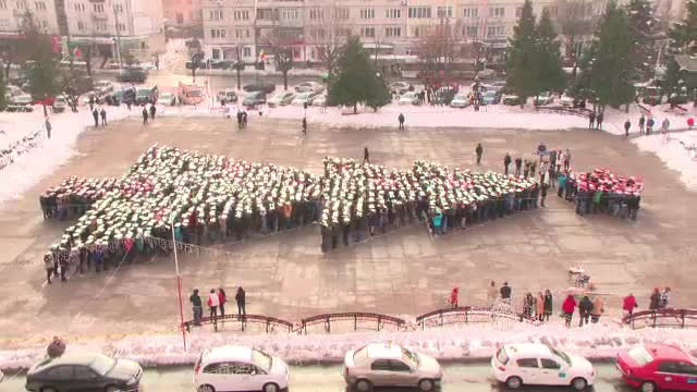 Romania se agita inainte de Sarbatori. Proiectie 3D la Iasi, brad din 1200 de siluete la Baia Mare