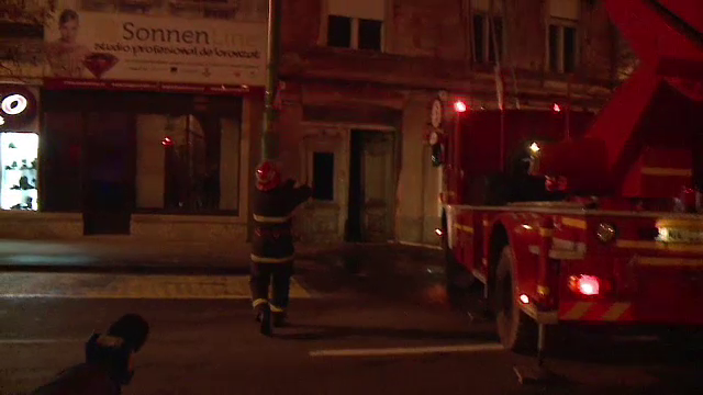 Doi pompieri raniti in timp ce incercau sa stinga un incendiu puternic in centrul Aradului
