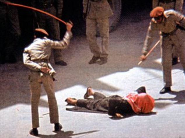 Un barbat a primit 4 ani de inchisoare si 300 de lovituri de bici pentru ca a indemnat la democratie