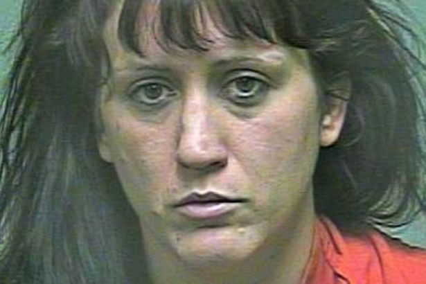 Unde si-a ascuns aceasta femeie pipa pentru marijuana. A vrut sa intre cu ea in puscarie