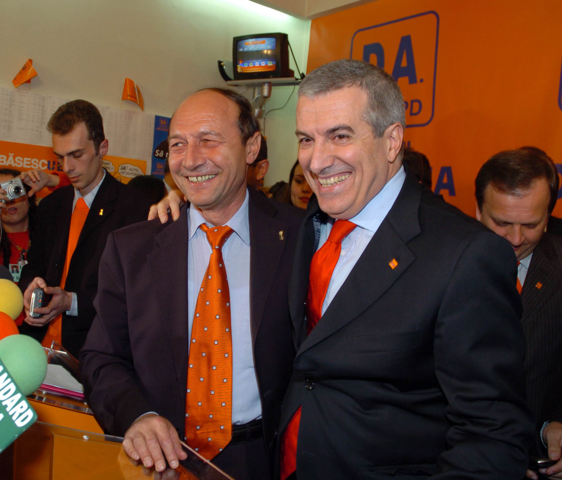 basescu castiga alegerile 2004