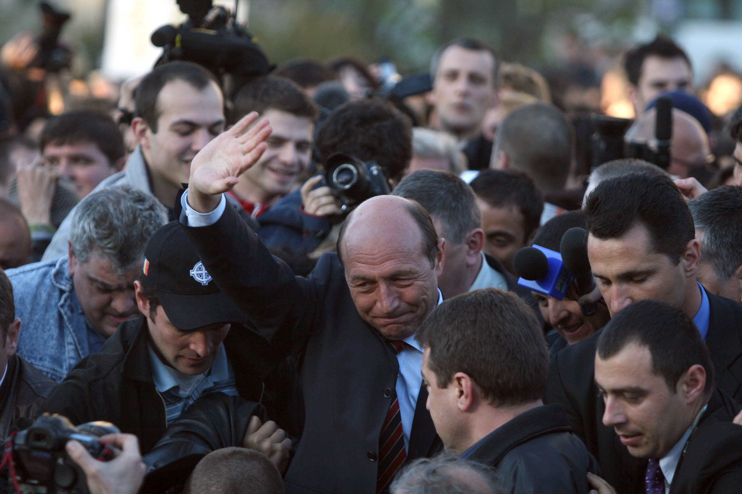 Basescu suspendat