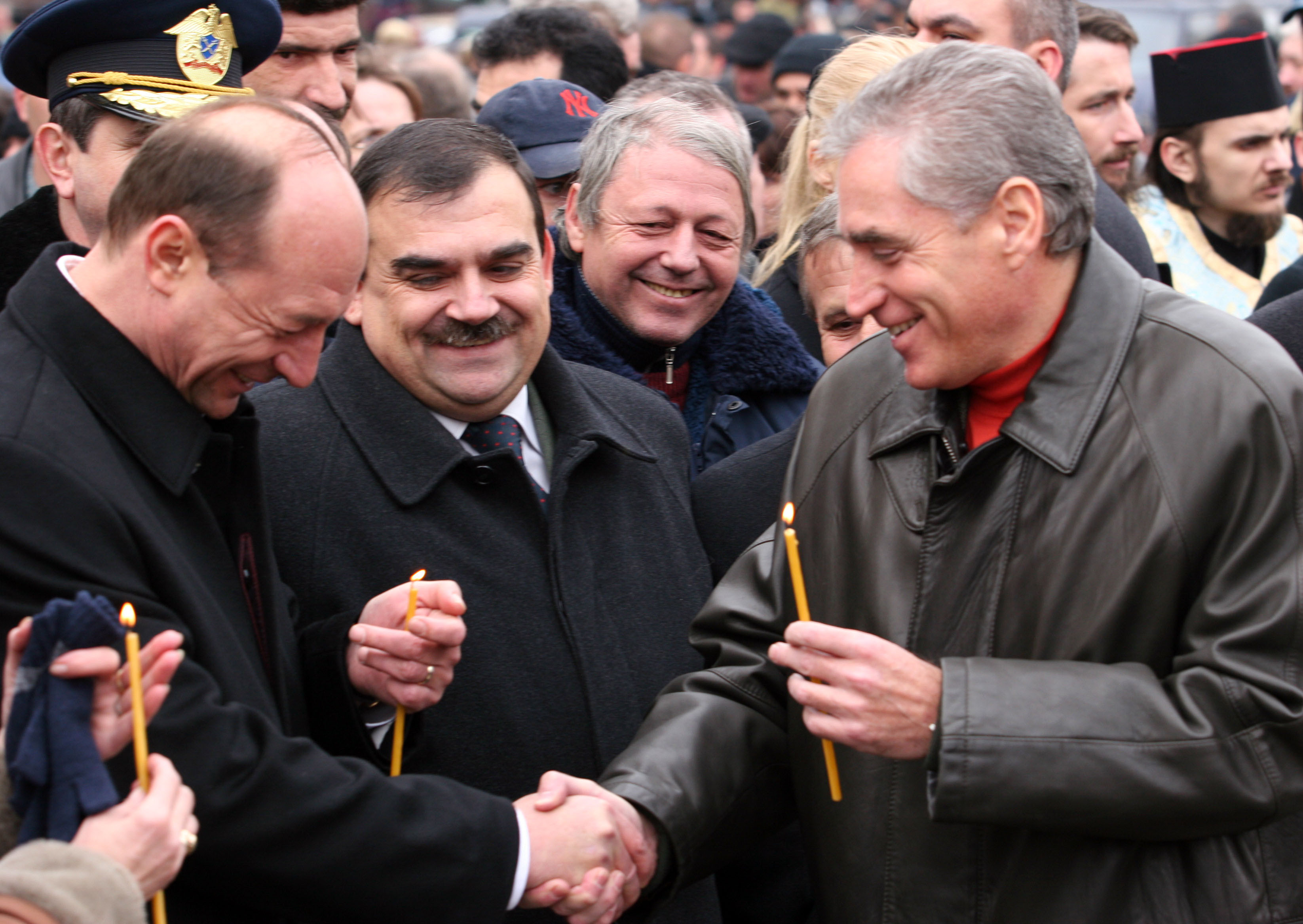 basescu si petre roman in 2004