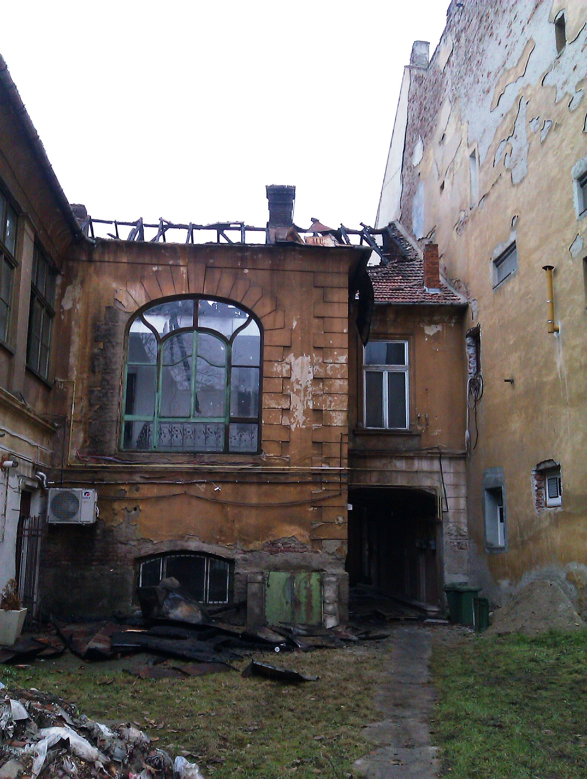 Un cos de fum neizolat a provocat incendiul din Arad. Cum arata acum cladirea seculara