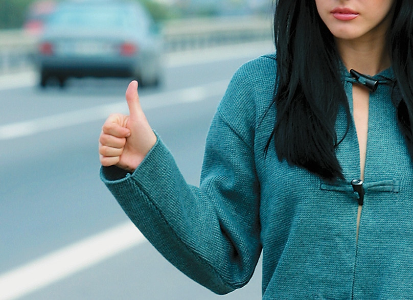 Autostopul ar putea fi interzis. Proiectul care ii va amenda pe soferii care iau pasageri la ocazie