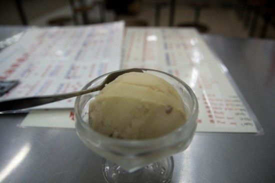 Un magazin din Taiwan a scos la vanzare inghetata cu arome de tofu si copite de porc