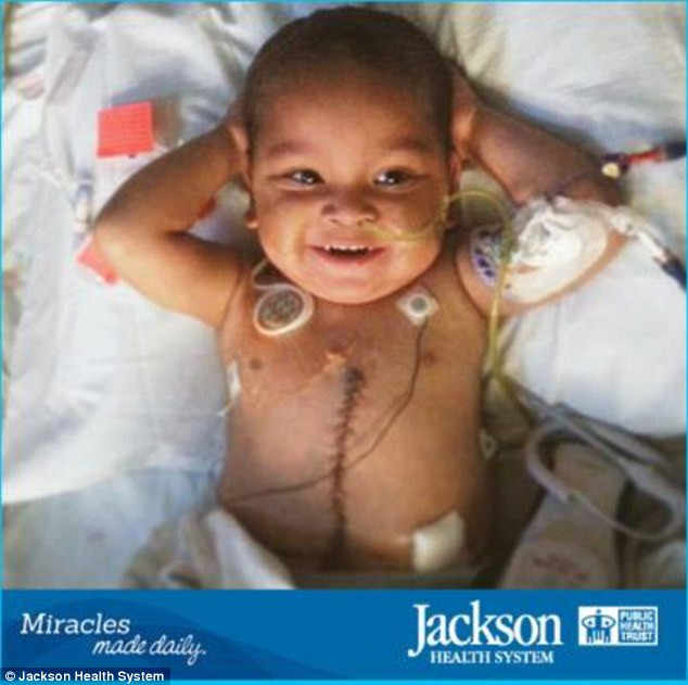 Un copil, nascut cu intestinele in afara corpului, se recupereaza dupa cinci transplanturi de organe