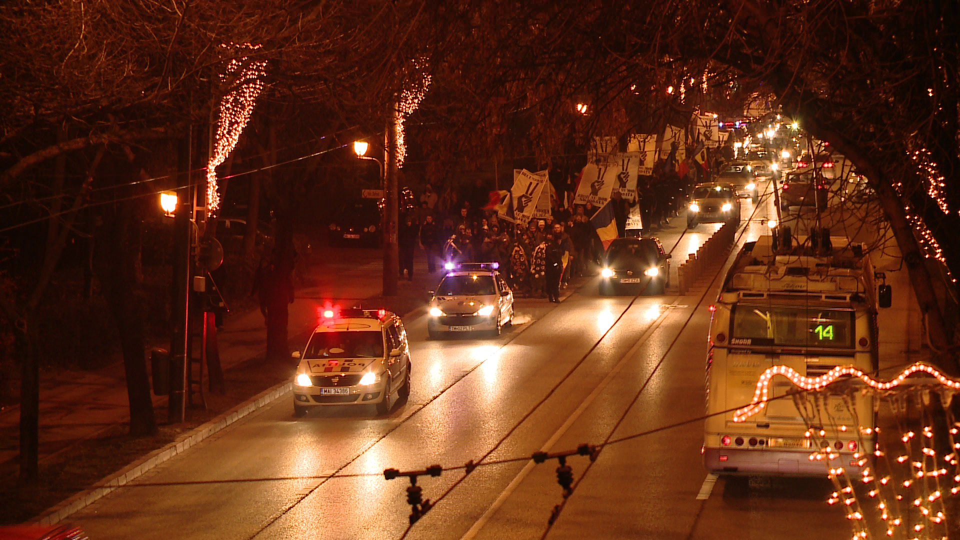 Lumanari aprinse pe treptele Catedralei si mars pe strazile orasului pentru cei morti la Revolutie