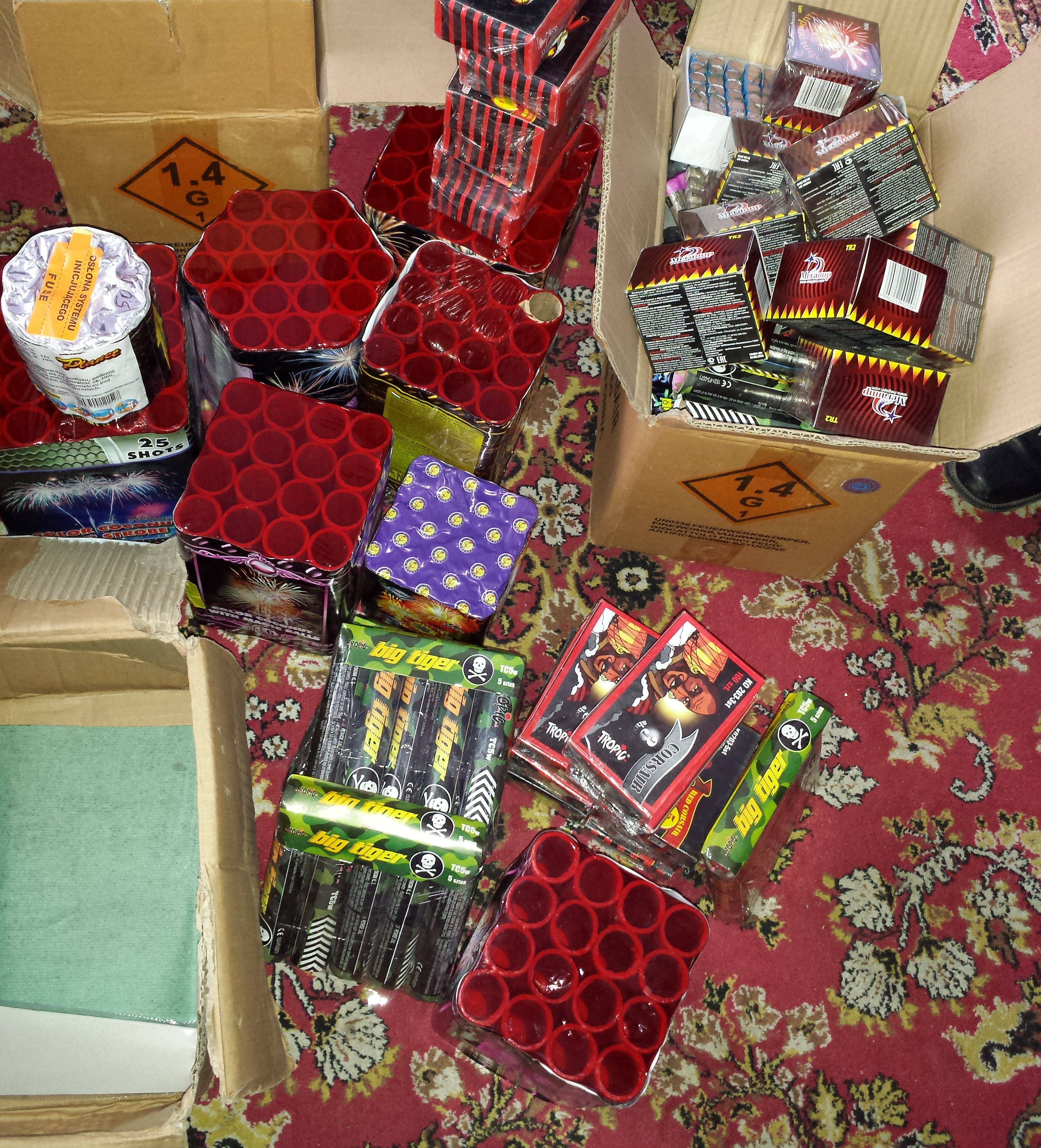 Peste 45000 de petarde si artificii, gasite in locuinta unui tanar de 18 ani, toate detinute ilegal