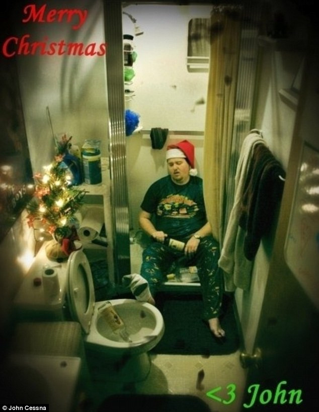 Un comediant american ii trimite in fiecare an mamei sale carti postale facute chiar de el