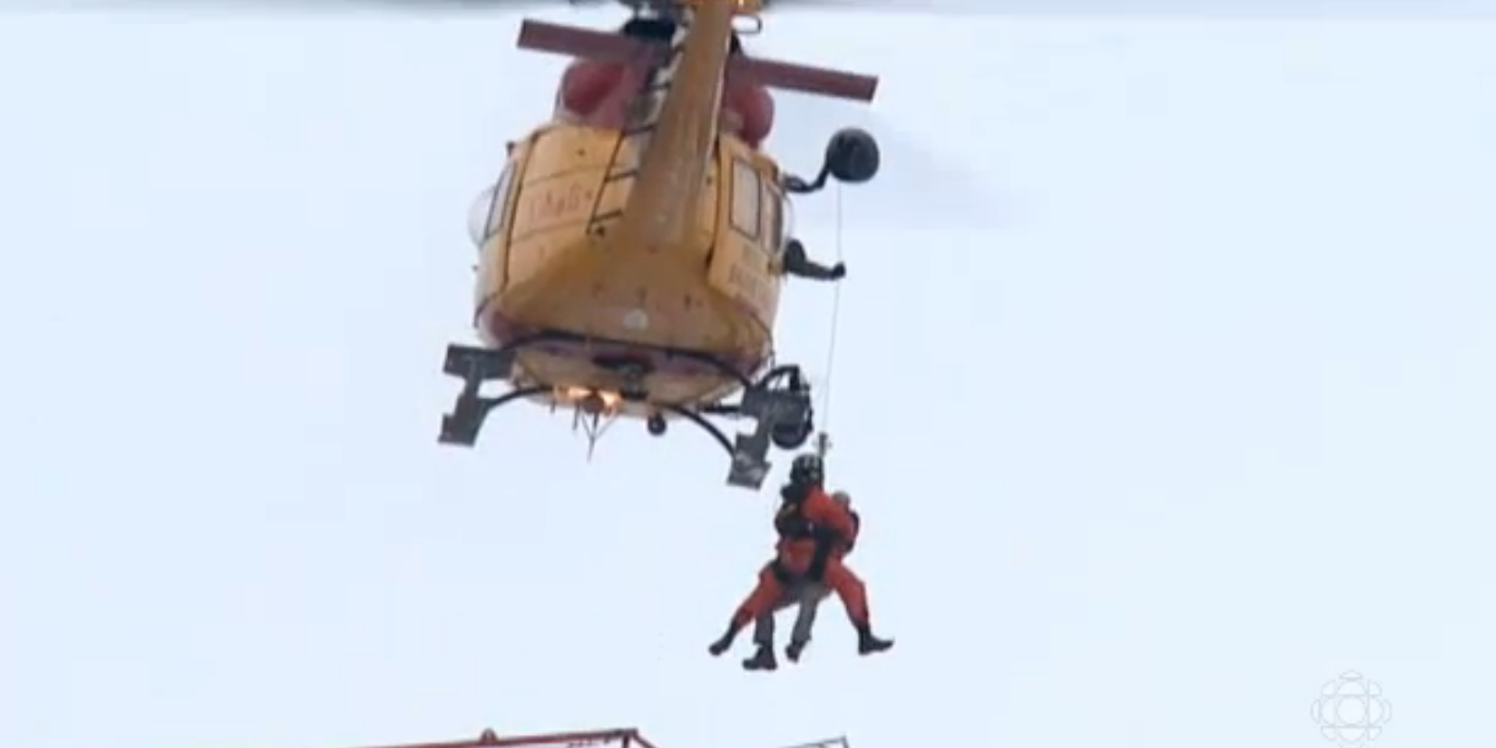 Misiune spectaculoasa de salvare. Momentul in care un operator de macara este salvat cu elicopterul