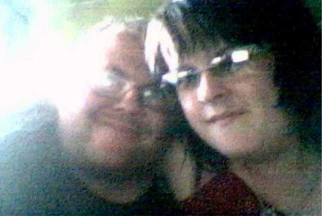 A murit dupa ce a cazut din scaun si nu s-a mai putut ridica. Cat de gras era barbatul. FOTO