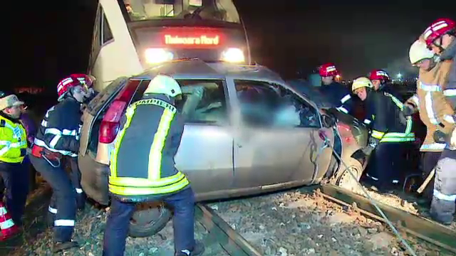 Accident grav in Mures. Un sofer a fost tarat cu masina 200 de metri dupa impactul cu un tren