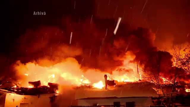 Patru case au ars in aceasta dimineata in Bistrita-Nasaud. Opt copii si patru adulti, aflati inauntru, s-au salvat la timp