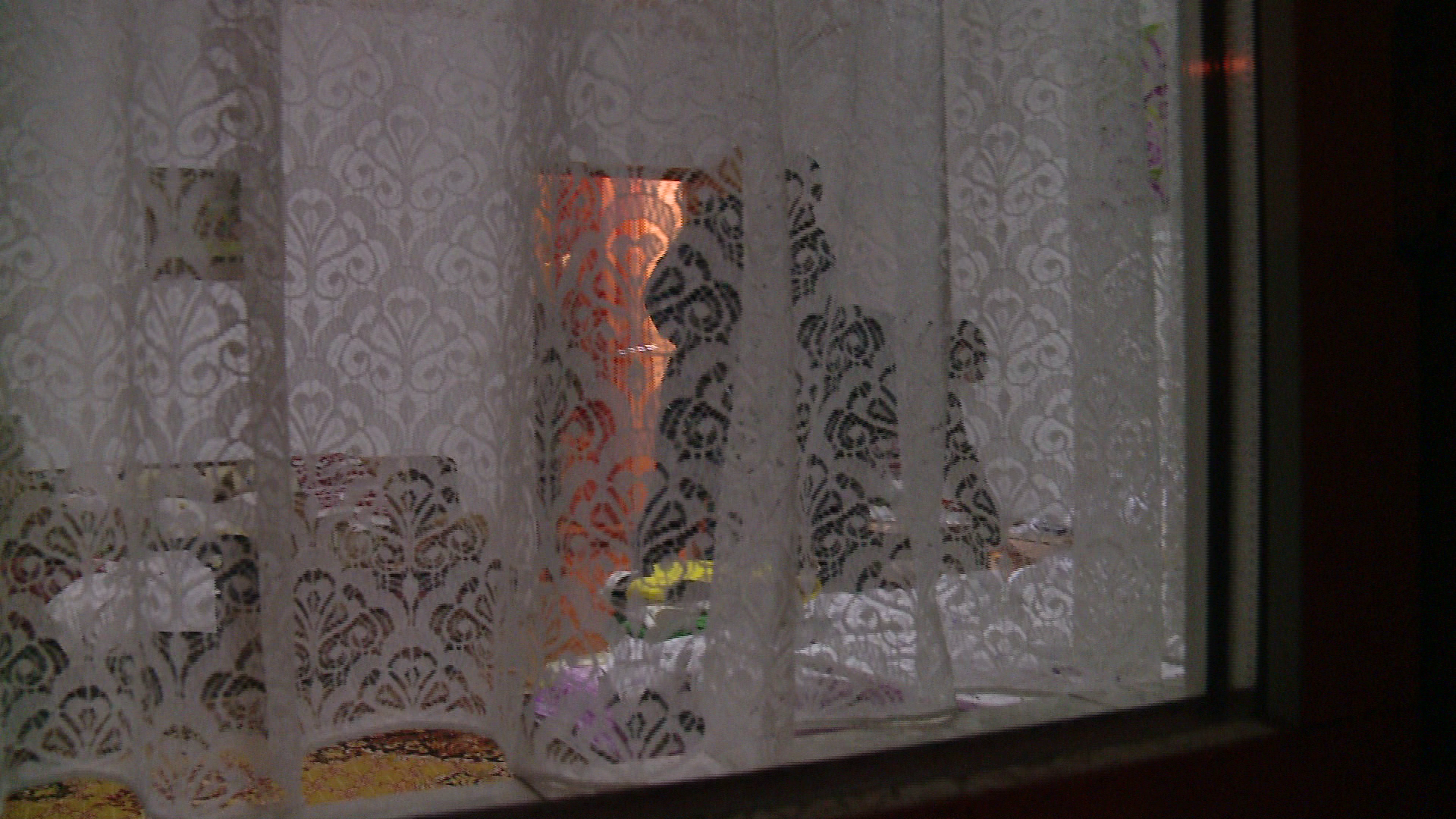 Perchezitii la contrabandistii de tigari. Sa nu fie prins, un suspect a aruncat tigari pe geam