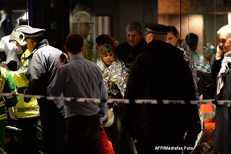 Acoperisul teatrului Apollo din Londra s-a prabusit in timpul unui spectacol: 80 de persoane ranite