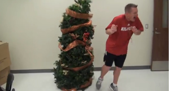 De ce nimeni nu a reusit sa stea mai mult de 10 secunde langa acest brad. VIDEO