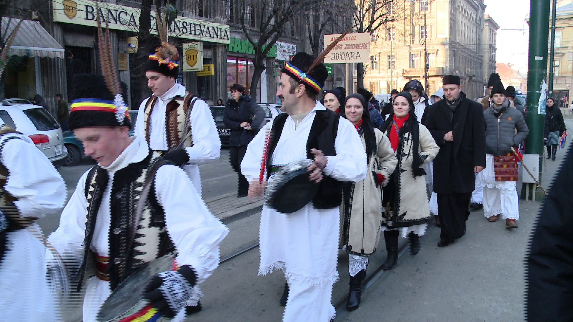 “Alaiul colindatorilor” – Sute de tineri au imbracat straie populare si au cantat colinde