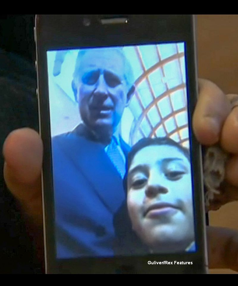 Un elev din Marea Britanie a profitat de ocazie si si-a facut un selfie cu Printul Charles. FOTO