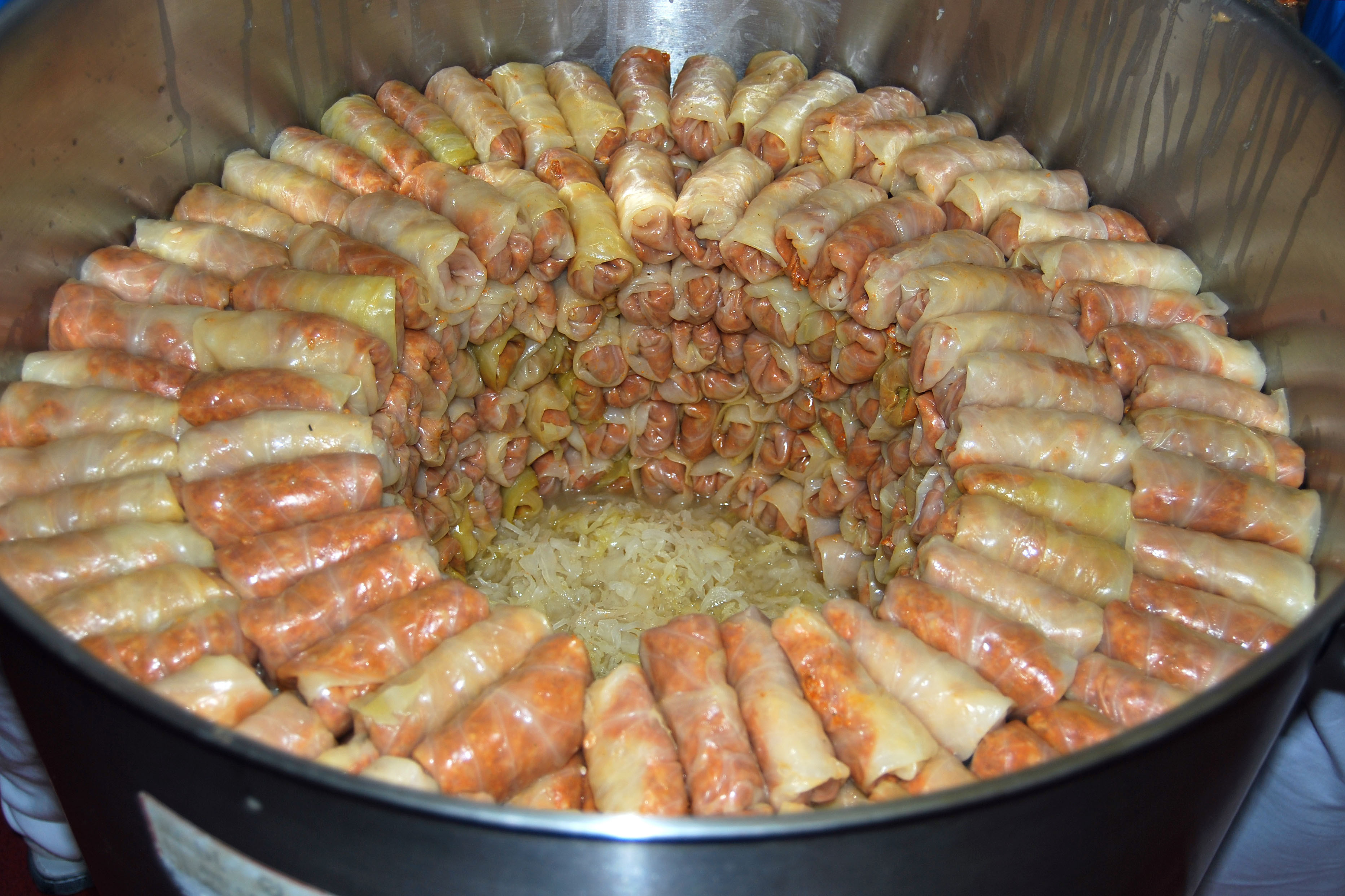 Fabrica de sarmale. Se intampla in Romania, dar se mananca in toata Europa!