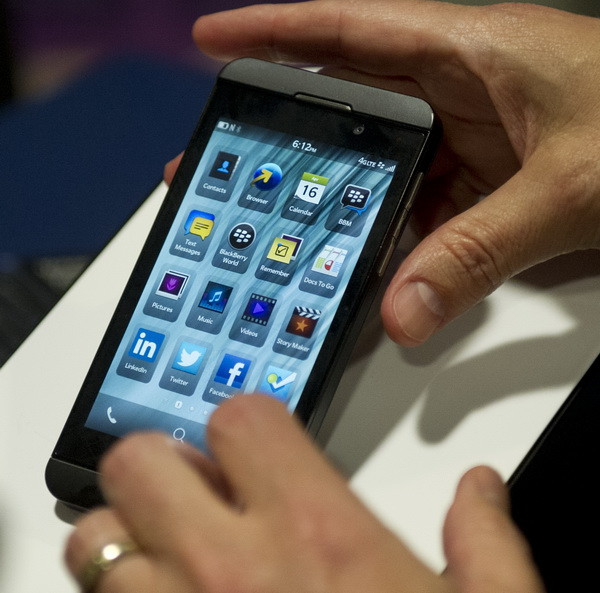 Apple isi ingroapa toti competitorii.Compania care a produs primele smartphone-uri,gata de prabusire