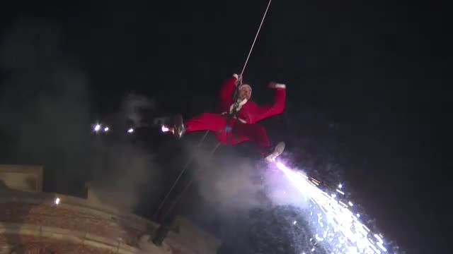 Mos Craciun a coborat cu tiroliana de pe Turnul Chindiei din Targoviste