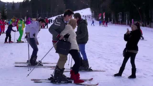 Extensii de gene, machiaj de discoteca si poseta pe brat. Cum a venit pe partie o tanara din Romania