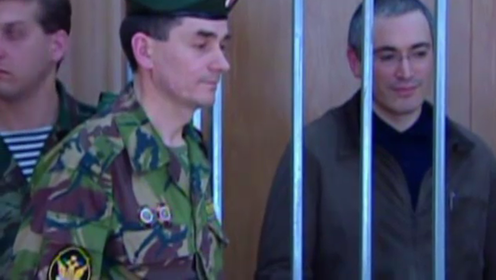 Gratiat, dar trimis in exil. Miza gratierii subite a lui Mihail Hodokovski de catre Vladimir Putin