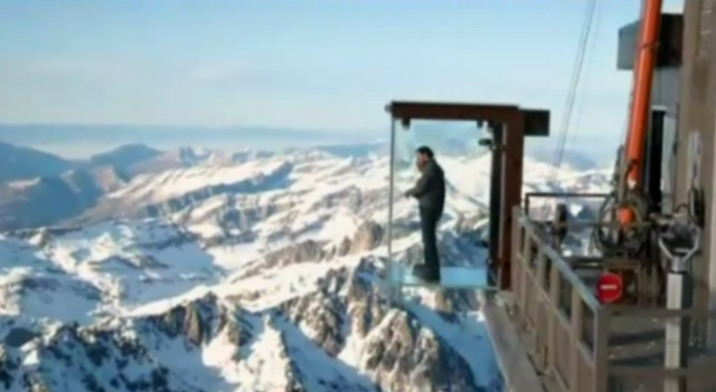 Cea mai noua atractie din Alpi. O cabina construita doar din sticla a fost deschisa in Mont Blanc