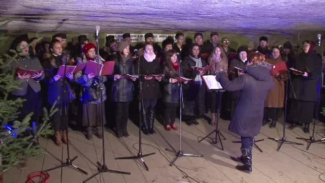 Spectacol unic in Romania. Concert de colinde in Pestera Bolii din Hunedoara