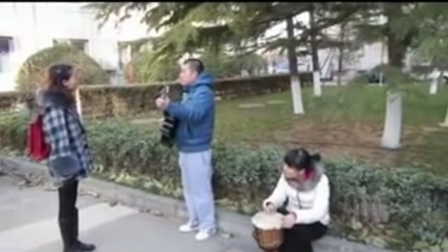 A vrut sa impresioneze o fata printr-o serenada. Cum a reactionat aceasta cand l-a vazut. VIDEO