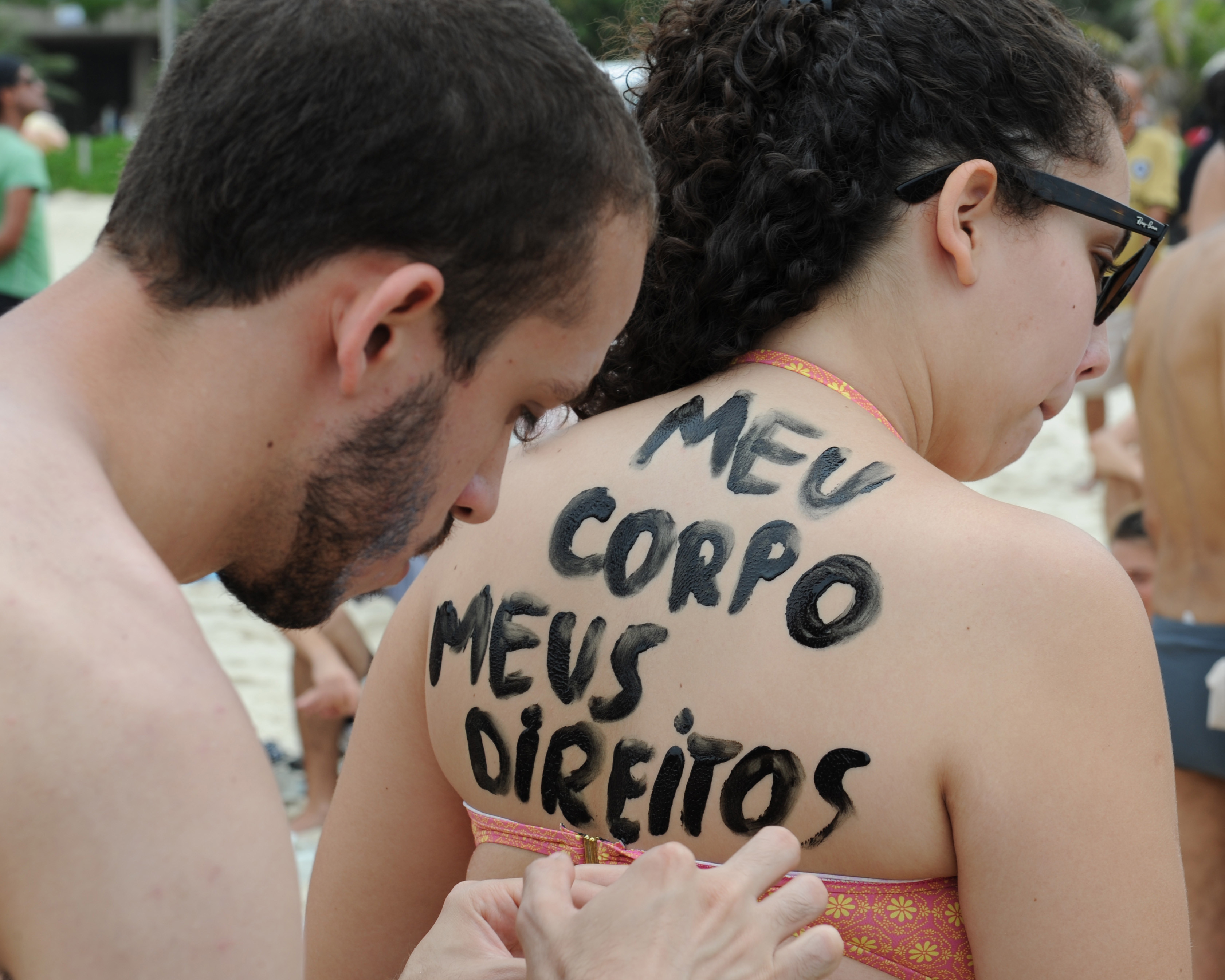 Protest impotriva legii care interzice topless-ul pe plaja in Brazilia. "Sanii nu sunt un pericol"