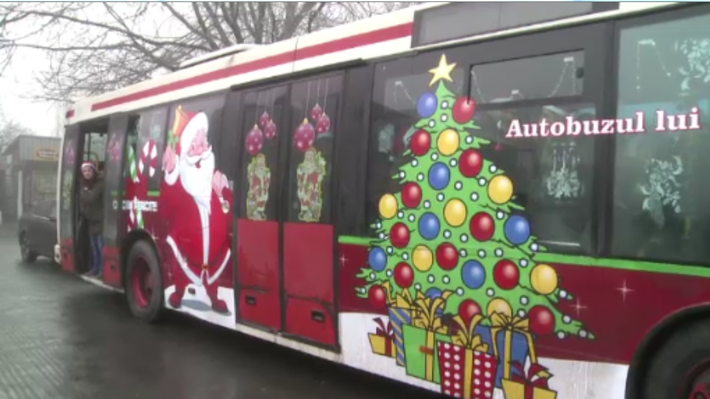 Un autobuz plin de cadouri. In Galati si Baia Mare, Mos Craciun circula cu transportul in comun