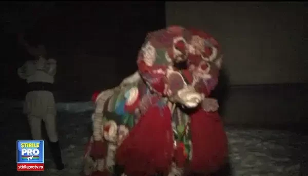 VIDEO GRESIT Zeci de tineri din judetul Bistrita Nasaud au mers la colindat in scop caritabil