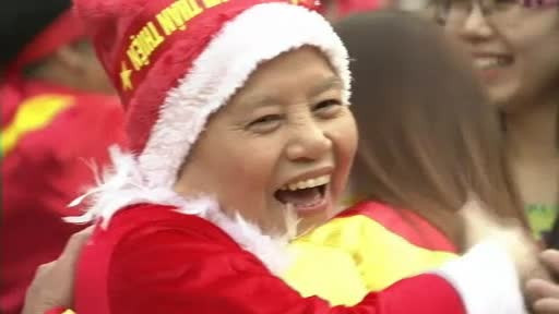 S-au imbracat in Mos Craciun si au inceput sa râdă fortat. Sute de oameni practica yoga rasului