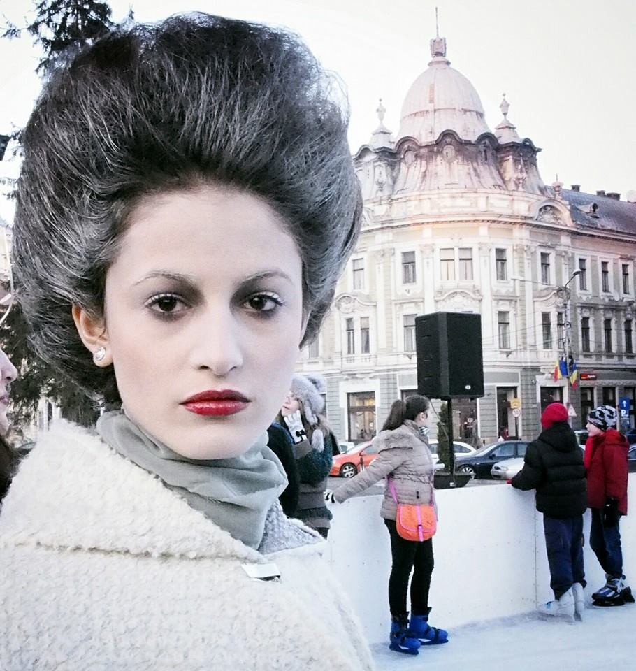 Rochii inedite cu motive de iarna, etalate pe patinoarul din Piata Unirii