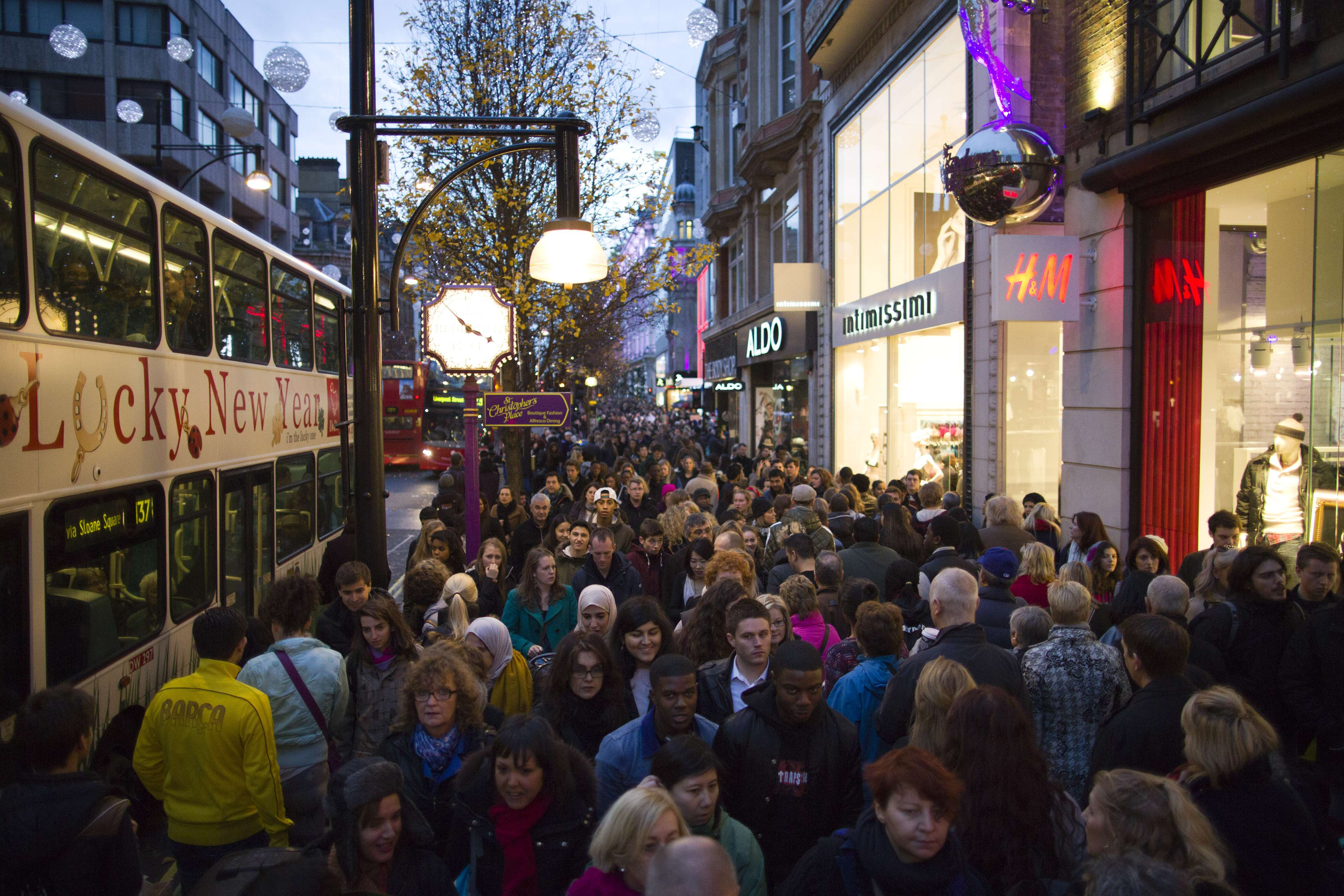 Mesaje umilitoare la adresa poporului roman. Ce a scris pe Twitter unul dintre cei mai controversati fotbalisti englezi