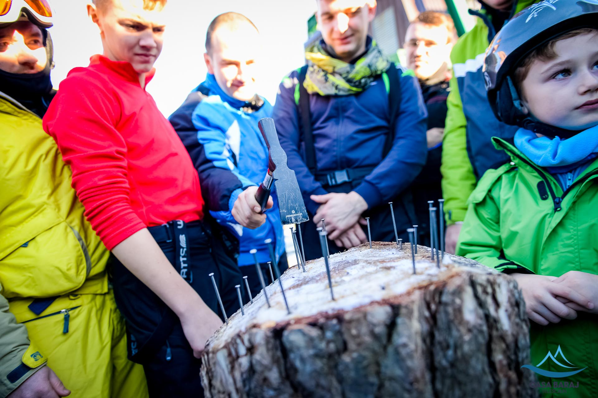 Turistii s-au intrecut in forta si precizie, pe partia de la Valiug. Cine sunt zeii Apres Ski-ului