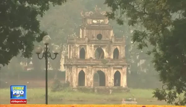 S-au imbracat in Mos Craciun si au inceput sa râdă fortat. Sute de oameni practica yoga rasului