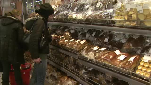 Ultimul asalt al gospodinelor. Cat de grea a ajuns o sacosa inainte de Craciun