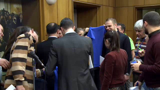 Palada, consilierul lui Ponta, a oferit presei tricouri cu mesaj: Antiguvernamentesc, deci transmit