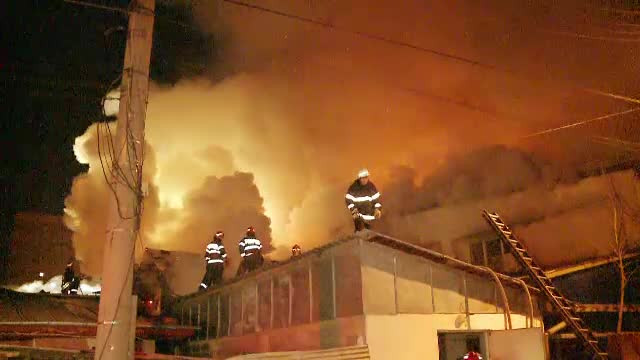 Incendiu puternic in Piata Rahova din Bucuresti. 12 autospeciale s-au chinuit sa stinga flacarile