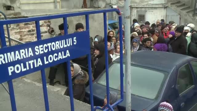 Sute de oameni sarmani sau cu handicap s-au calcat in picioare pentru un ajutor de sarbatori