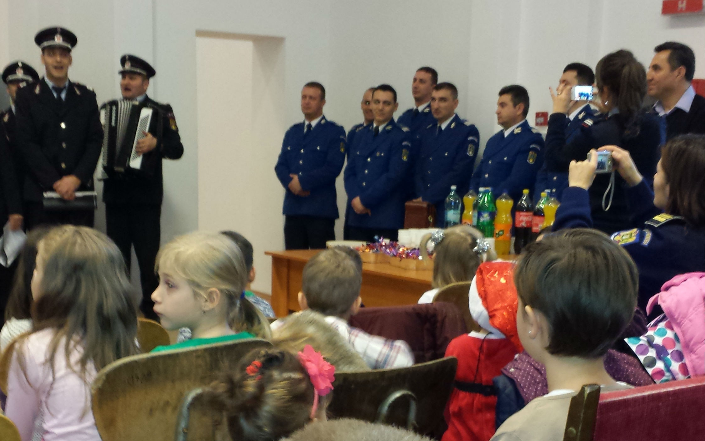 Copiii cu dizabilitati din Recas au primit daruri de Craciun de la politistii de frontiera