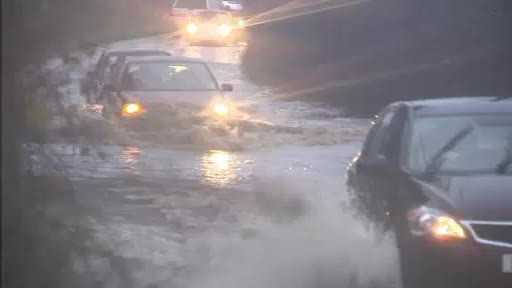 Zeci de curse aeriene si feroviare au fost anulate in Marea Britanie, din cauza ploilor puternice