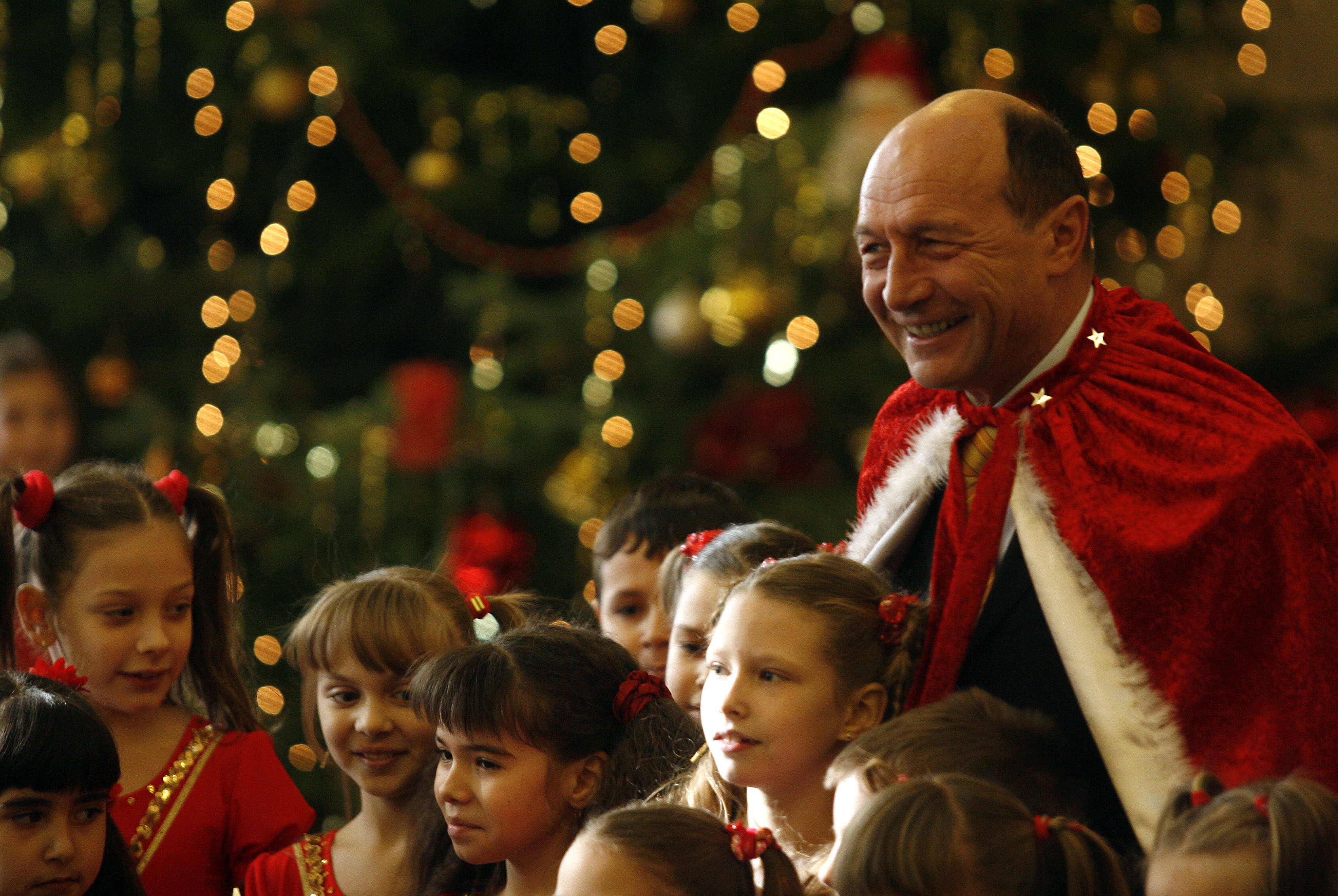 Mesajul de Craciun al lui Traian Basescu: Sa ne gandim la cei care au nevoie de compasiunea noastra