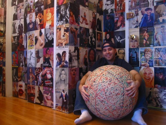 Un barbat de 35 de ani si-a petrecut 32 de ani din viata creand cea mai mare minge din elastice