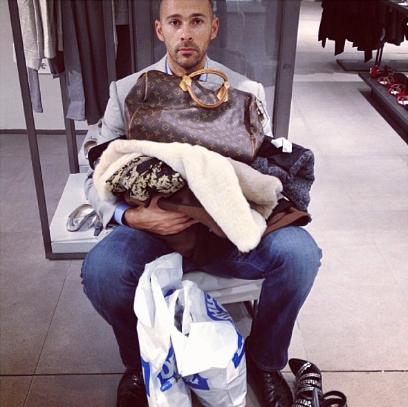 Hitul zilei pe Instagram. Cat de mizerabila e viata unui barbat in timpul cumparaturilor de Craciun