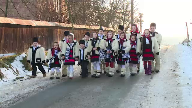 Cum se respecta an de an in Maramures si tara Oasului traditia colindatorilor din noaptea de Ajun